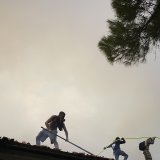 Lutte contre le feu dans les faubourgs d'Athènes